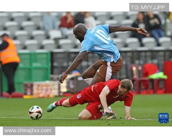 足球明星们齐聚一堂向坤坤致敬展现友谊与热爱足球的精神 足球明星们齐聚一堂向坤坤致敬展现友谊与热爱足球的精神
