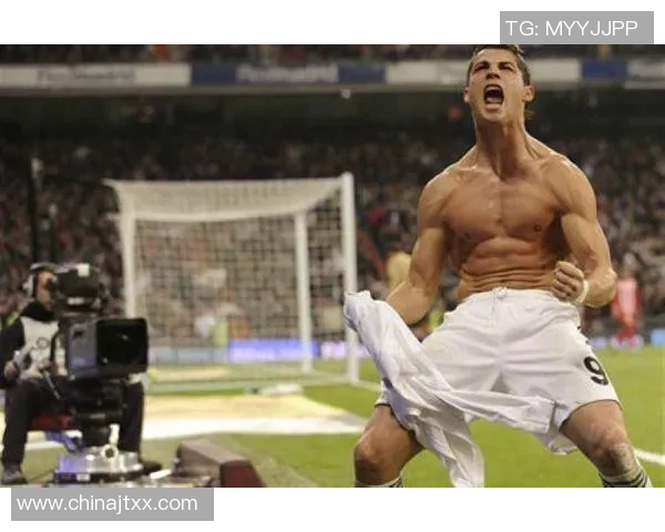 足球明星也会为爱痴狂吗探讨他们的情感生活与花痴行为 足球明星也会为爱痴狂吗探讨他们的情感生活与花痴行为